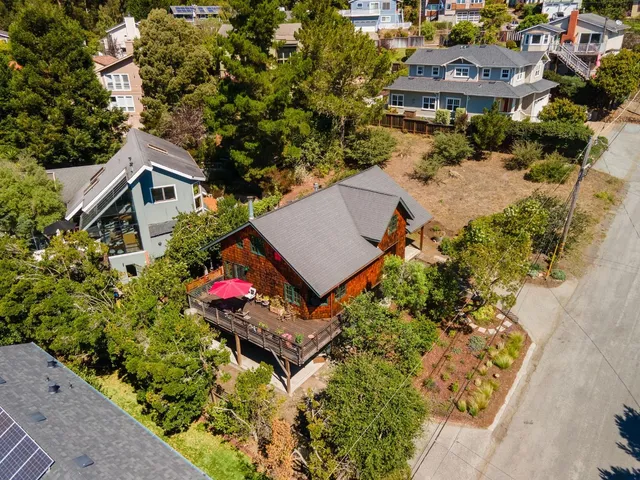 $1,595,000 | 401 Avenue Del Oro, El Granada, CA 94019