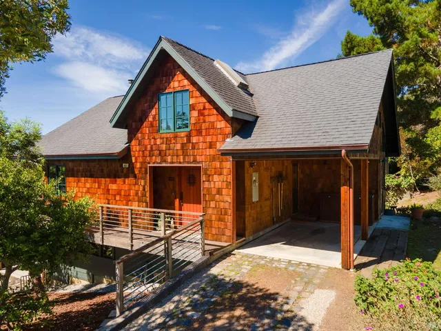 $1,595,000 | 401 Avenue Del Oro, El Granada, CA 94019