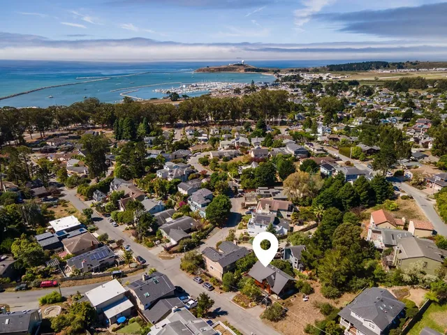 $1,595,000 | 401 Avenue Del Oro, El Granada, CA 94019