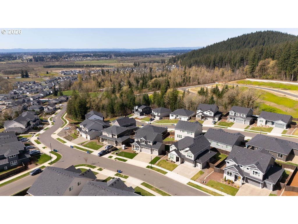 9149 North Hargrave Street Camas, WA 98607 - Photo 34 of 36 a picture of city view with lots of residential buildings