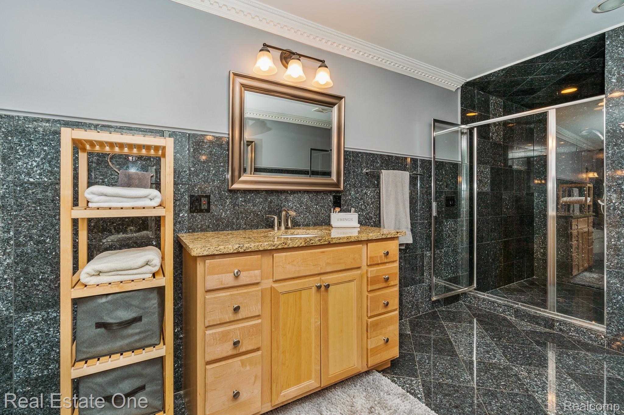 4245 Collins Road Rochester, MI 48306 - Photo 38 of 70 MSTR BATH