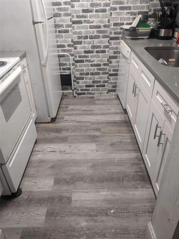 4000 Southwest 23rd Street, Unit 4103 Gainesville, FL 32608 - Photo 7 of 14 a bathroom with a sink and a stove