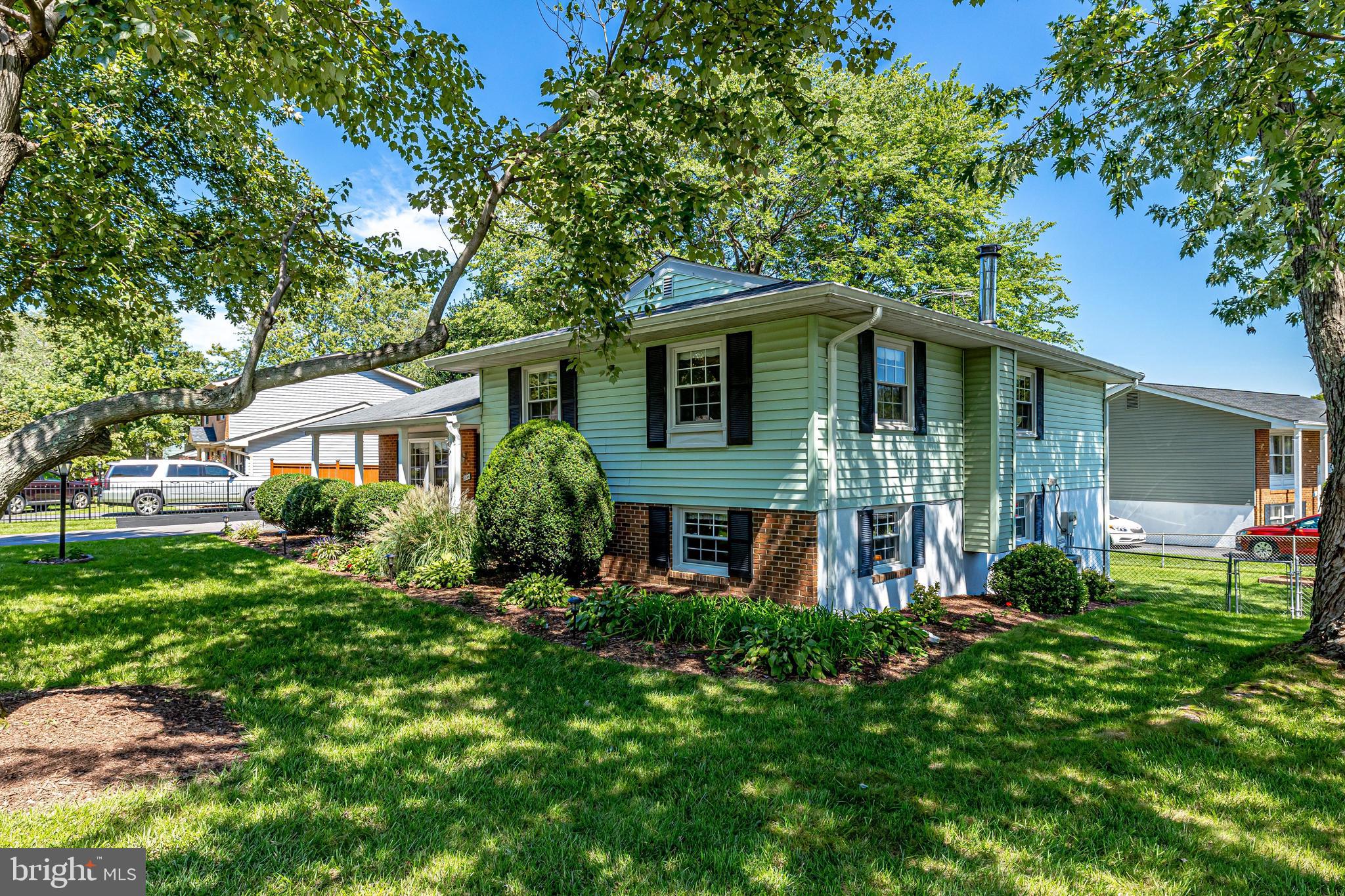 306 South Harrison Road Sterling, VA 20164 - Photo 3 of 67 Gallery Image 3