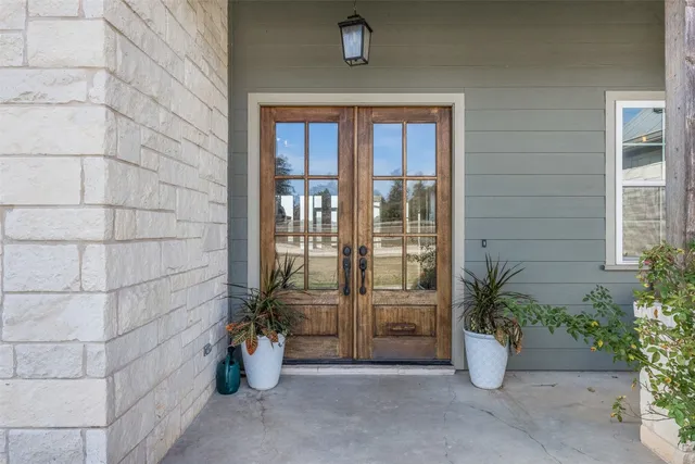 a view of entryway of a house