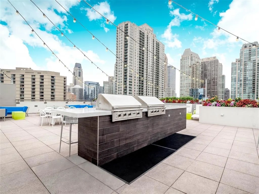77 West Huron Street, Unit 1803 Chicago, IL 60654 - Photo 13 of 22 a view of roof with sitting area