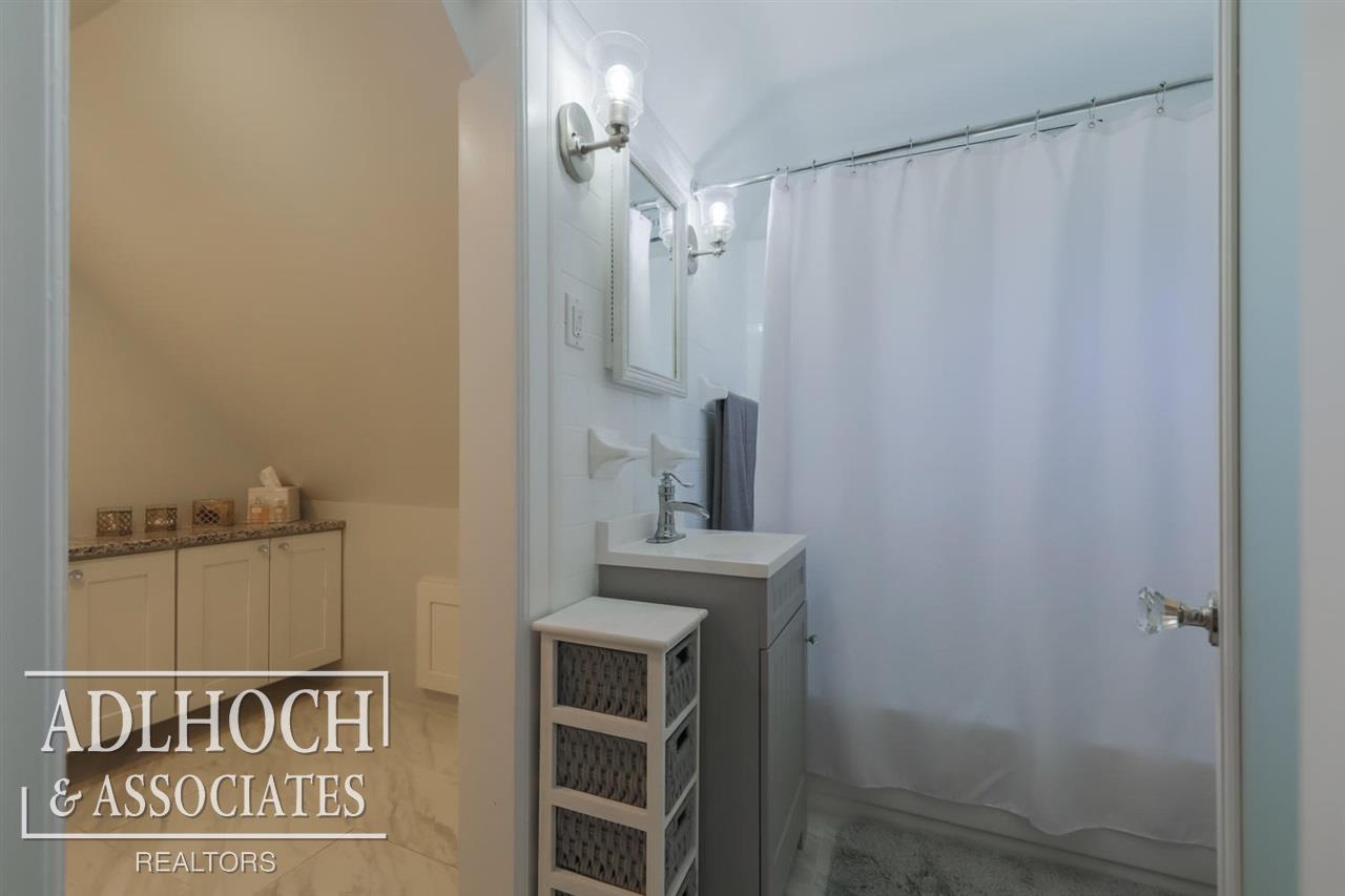 292 Kerby Road Grosse Pointe, MI 48236 - Photo 20 of 26 50022448-32.JPG