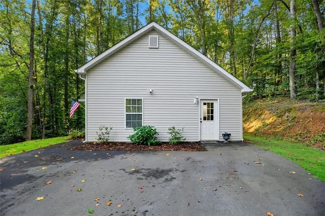 a view of a house with backyard and garden