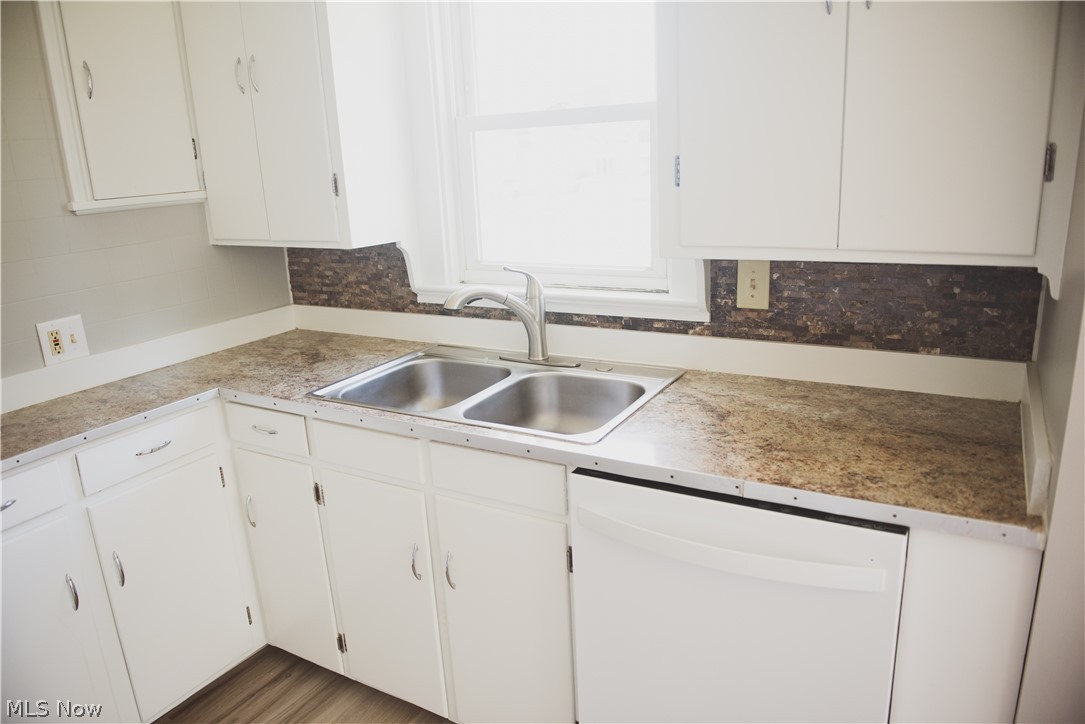 389 Niagara Road Vermilion, OH 44089 - Photo 5 of 18 Kitchen