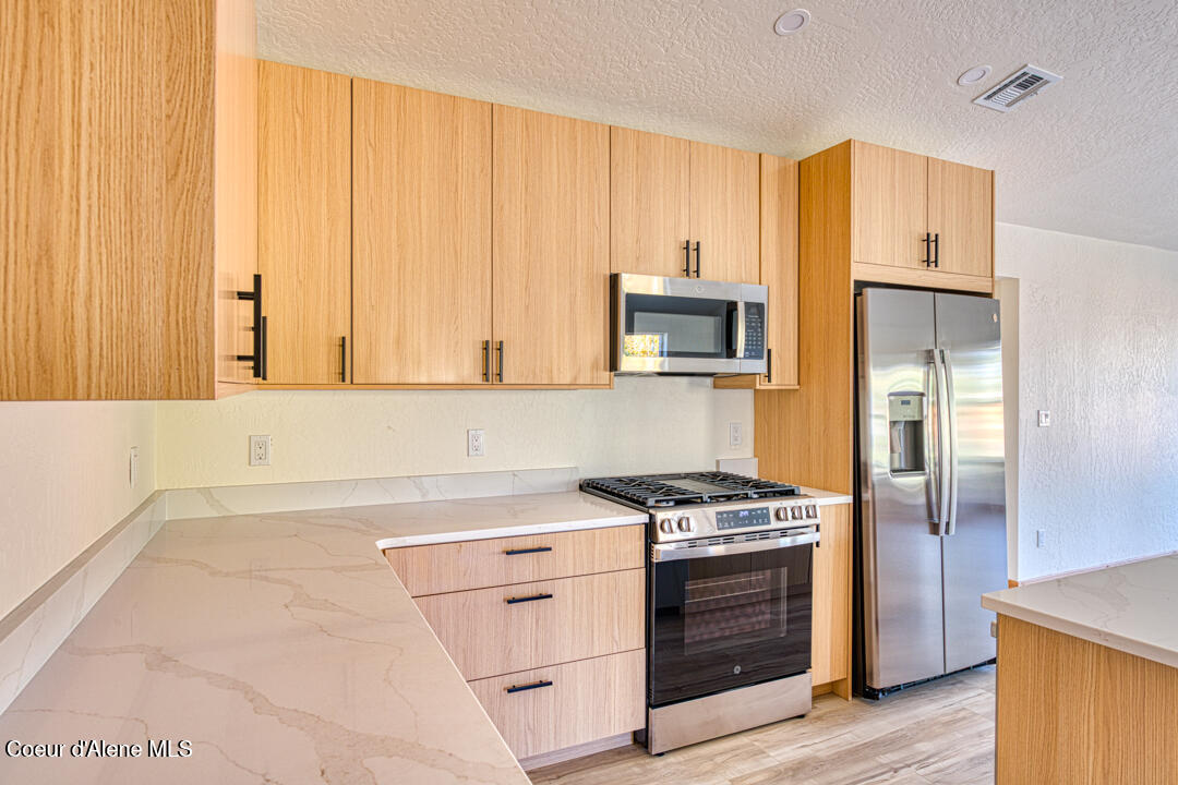 296 Jasper Loop Ponderay, ID 83852 - Photo 7 of 33 Quartz Counters