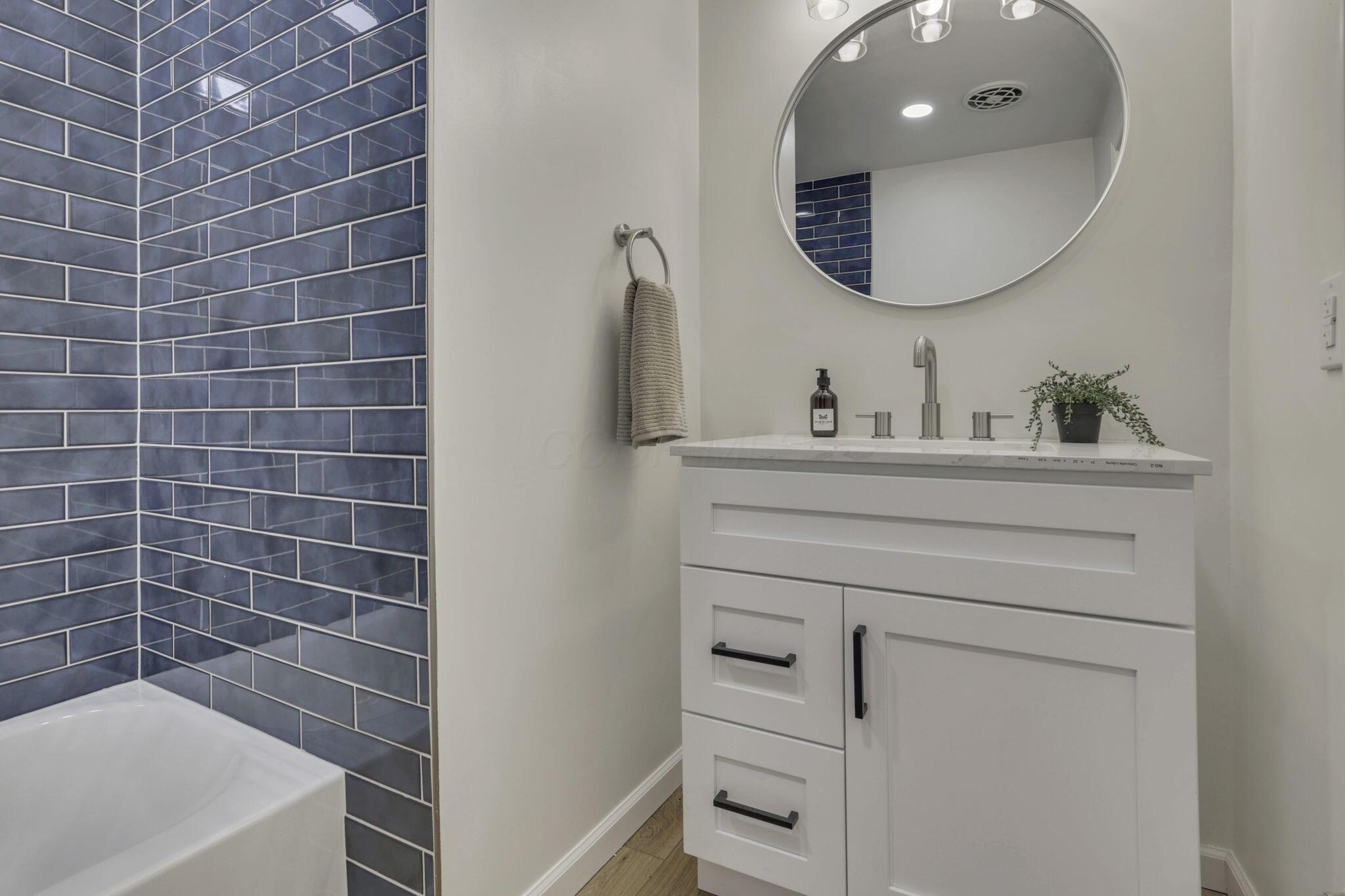 1080 Coonpath Road Northwest Lancaster, OH 43130 - Photo 31 of 55 Hallway Bathroom