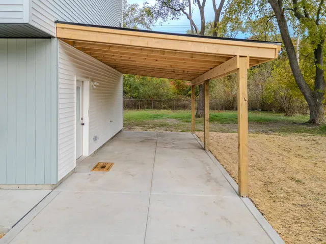 a view of a house with backyard and a tree