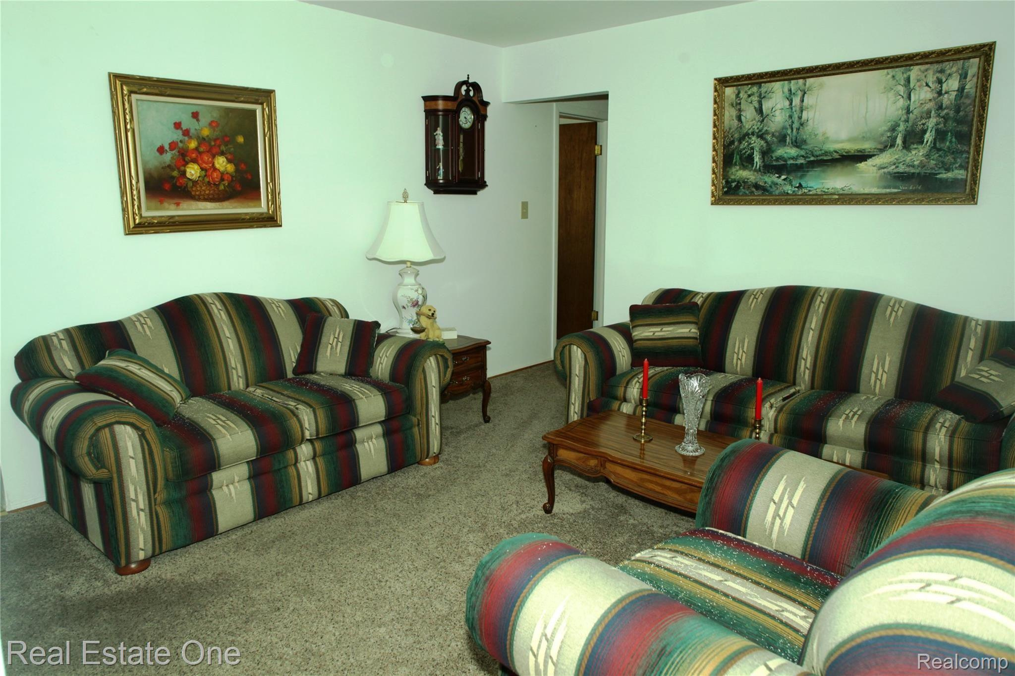18130 Davidson Road Fraser, MI 48026 - Photo 4 of 11 IMG_6936.JPG
