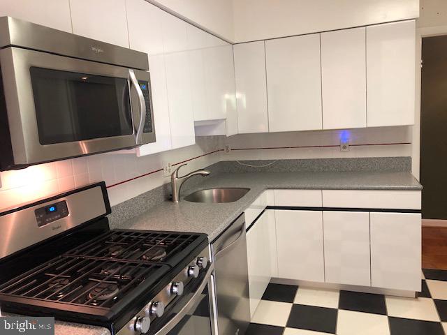 15 Cross Keys Road, Unit E Baltimore, MD 21210 - Photo 13 of 35 Microwave, Gas Stove and Dishwasher