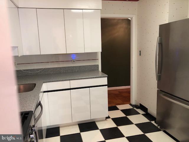 15 Cross Keys Road, Unit E Baltimore, MD 21210 - Photo 14 of 35 Kitchen opens to foyer