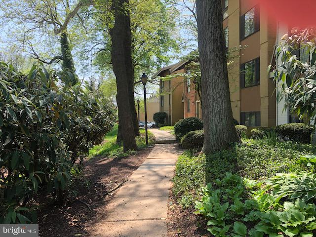 15 Cross Keys Road, Unit E Baltimore, MD 21210 - Photo 4 of 35 Lush garden setting