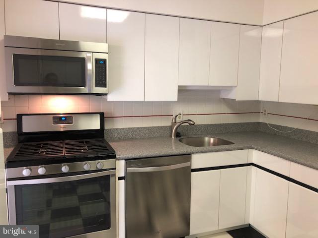 15 Cross Keys Road, Unit E Baltimore, MD 21210 - Photo 10 of 35 Kitchen w/ crisp & stylish design