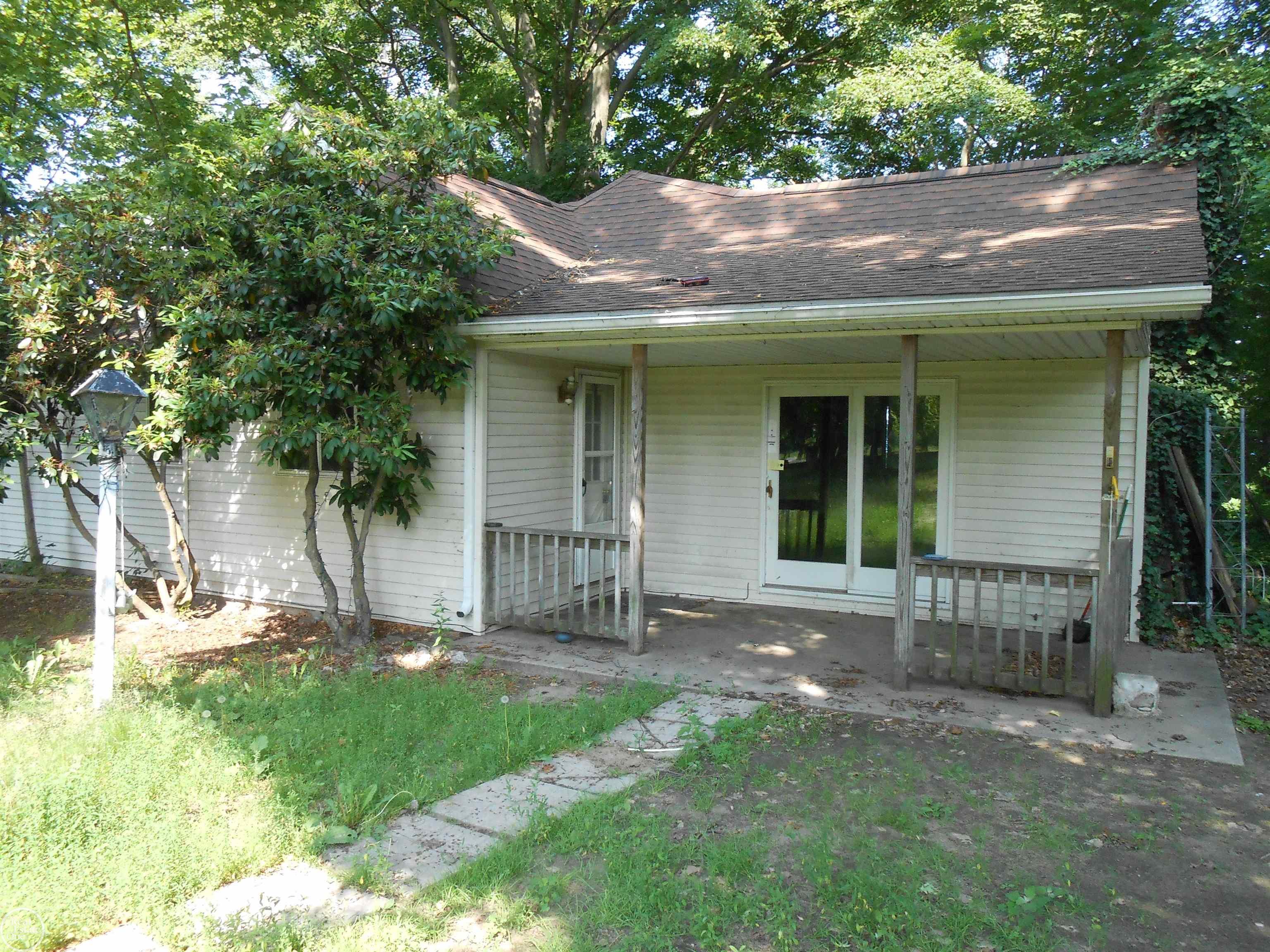 2357 Lakeshore Road Applegate, MI 48401 - Photo 4 of 12 50114425-3.JPG