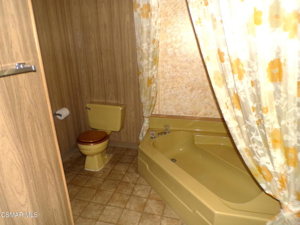 250 East Telegraph Road, Unit 220 Fillmore, CA 93015 - Photo 20 of 24 a bathroom with a bathtub and toilet
