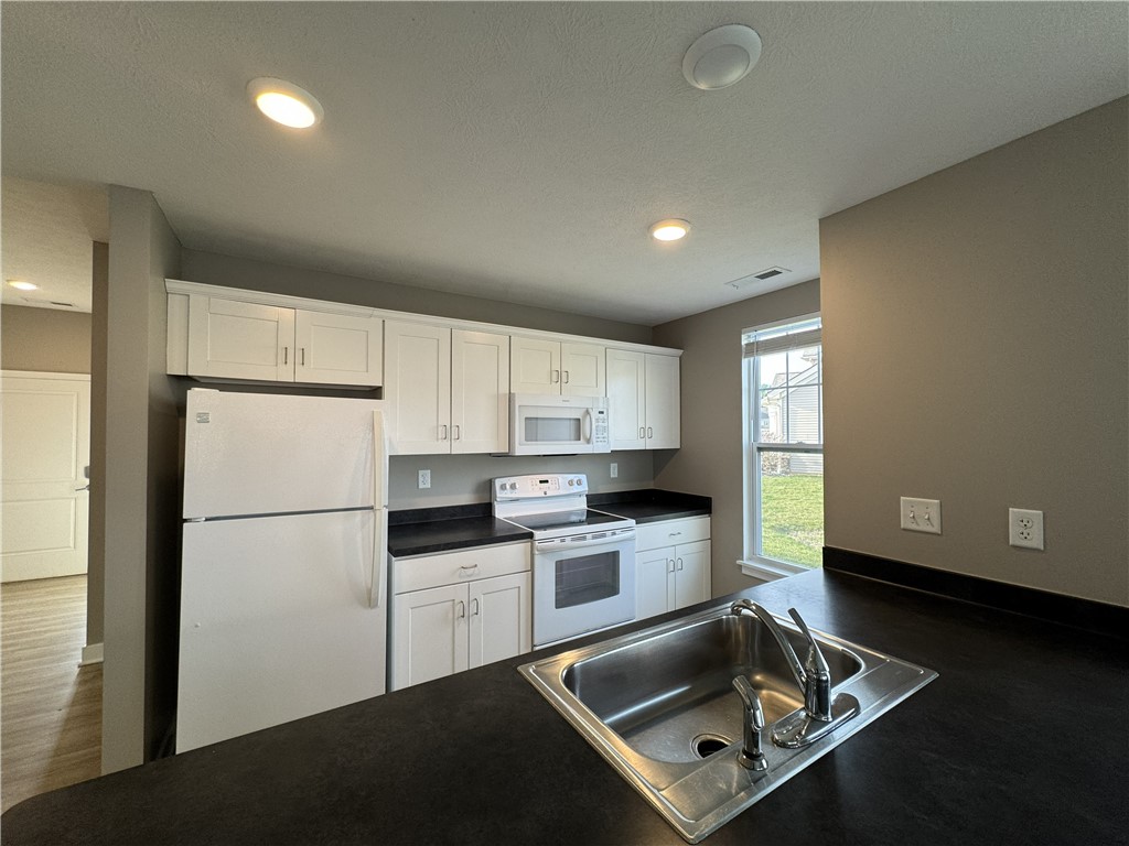 29 Grn Spg Lane Ogden, NY 14624 - Photo 4 of 22 Typical well-equipped kitchen with breakfast bar