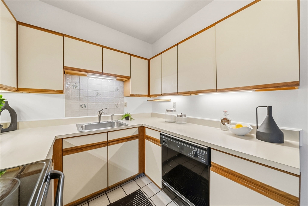 86 Walnut Street, Unit 3 Boston, MA 02122 - Photo 30 of 38