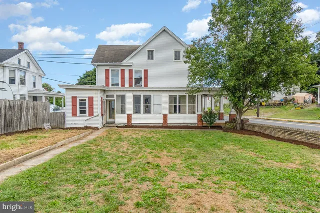a view of a house with a yard