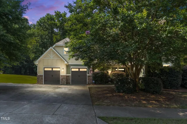 a view of a house with backyard and trees