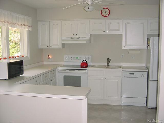 46 Wimpole Drive Rochester, MI 48309 - Photo 4 of 12 Wimpole 46 Kitchen 2