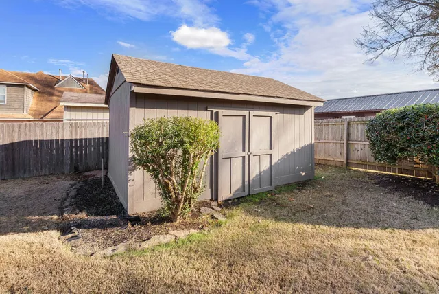 a view of a backyard