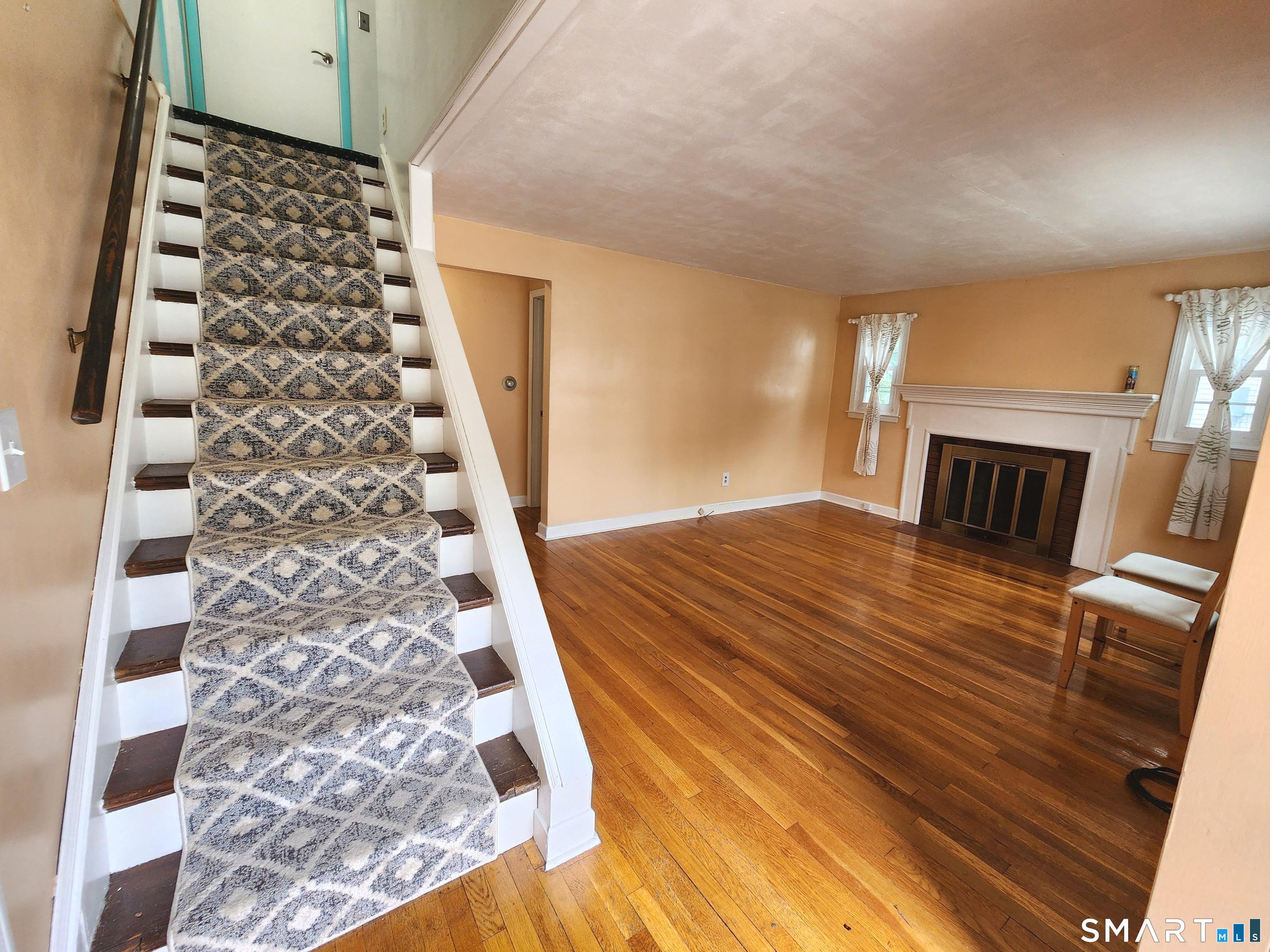 20 Victoria Road Manchester, CT 06040 - Photo 3 of 27 Gallery Image 3