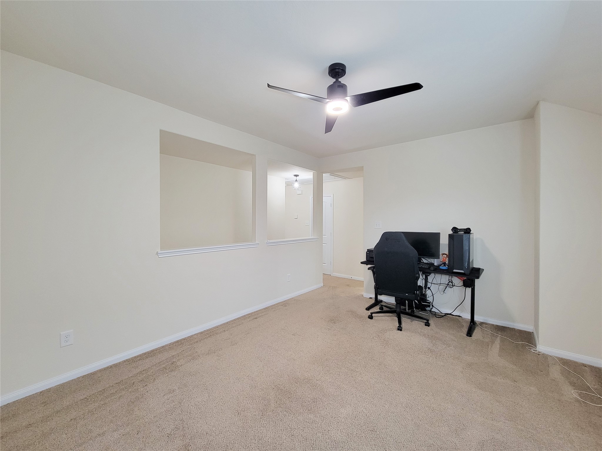 13111 Italian Cypress Trail Houston, TX 77044 - Photo 5 of 17 a workspace with a couch