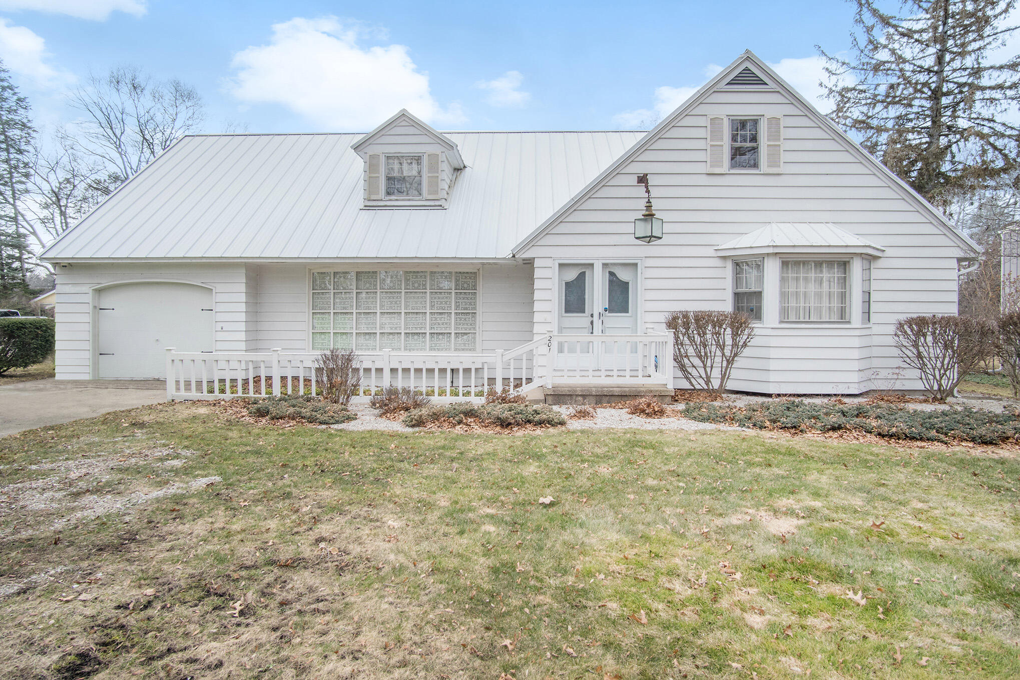 201 North Fruitport Road Spring Lake, MI 49456 - Photo 2 of 31 DSC00320