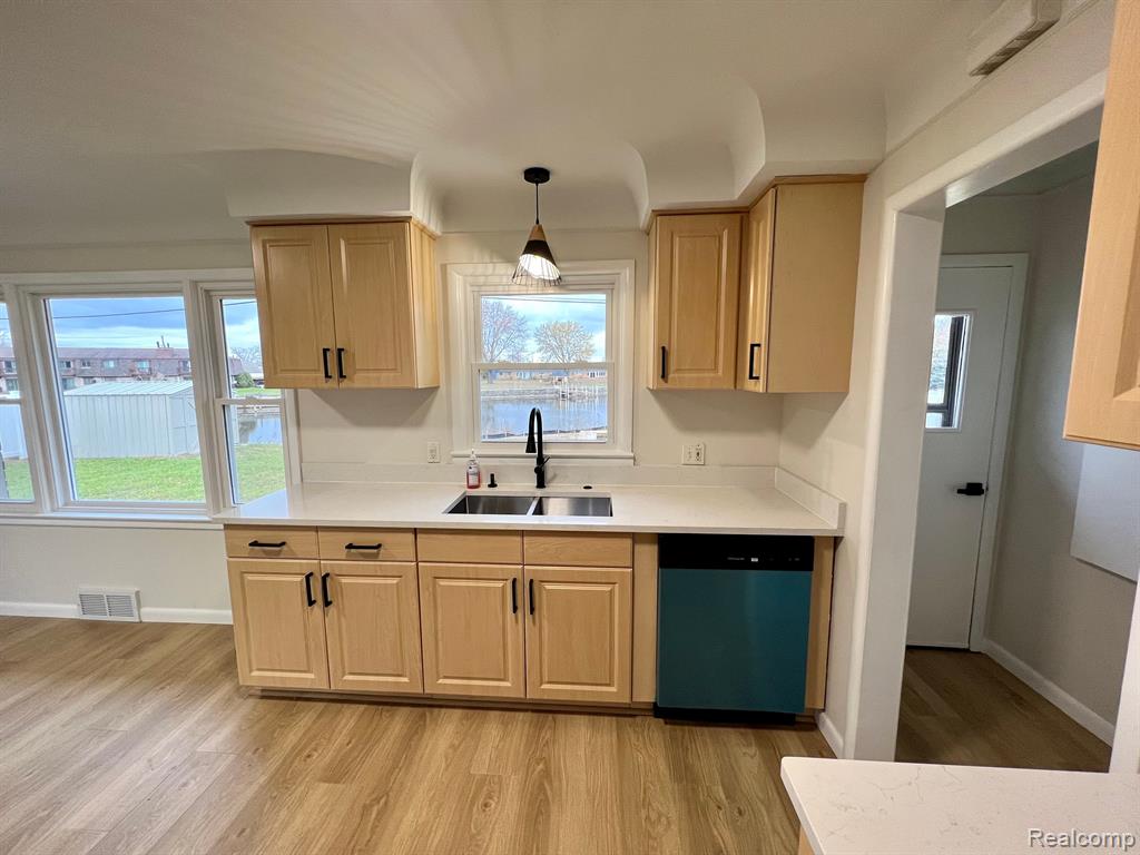 25561 South River Road Harrison Township, MI 48045 - Photo 7 of 31