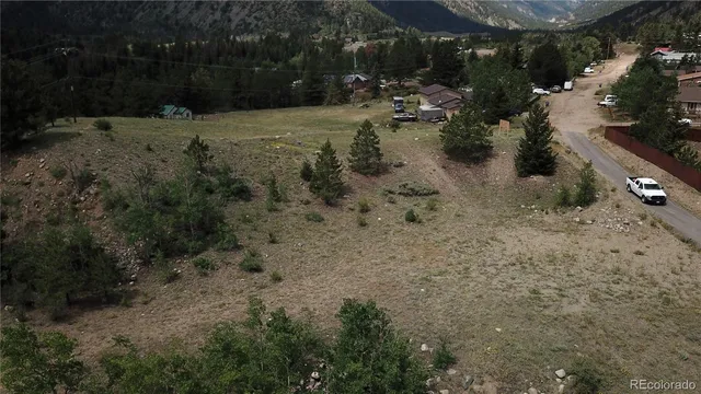 a view of a yard in front of house