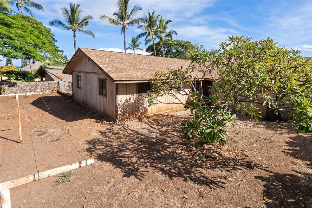 2040 Kanakanui Road Kihei, HI 96753 - Photo 19 of 22 a view of a house with a snow on the road