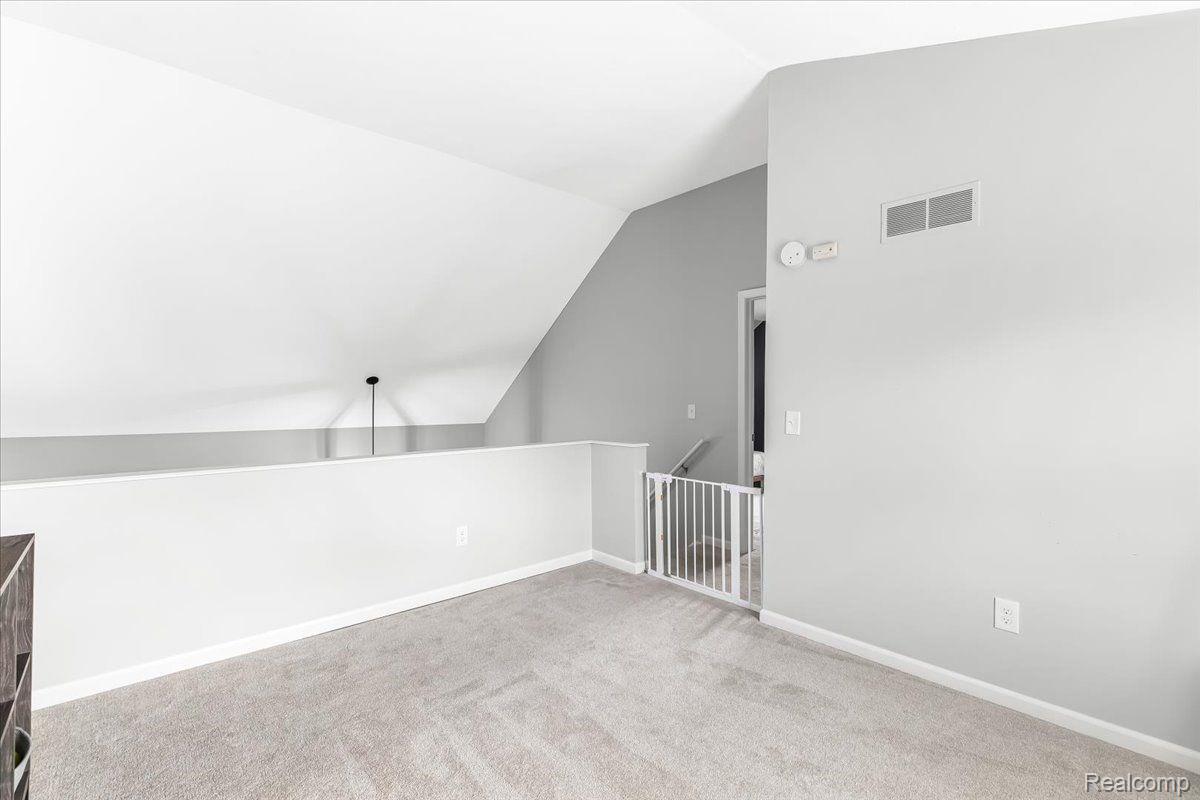 547 Glenwyth Road Brighton, MI 48116 - Photo 20 of 42 Loft area with vaulted ceilings.