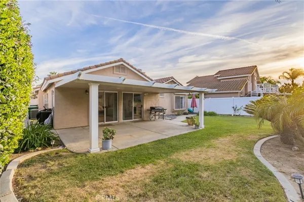 a view of a house with back yard