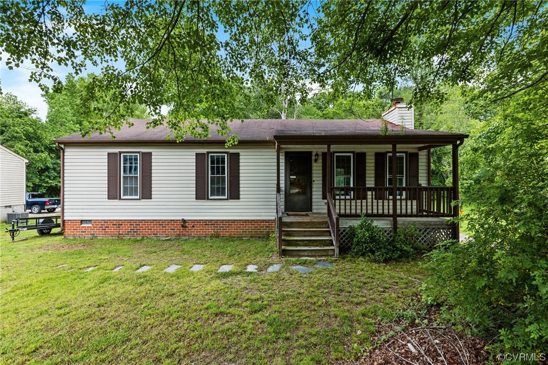 a view of front of house with a yard