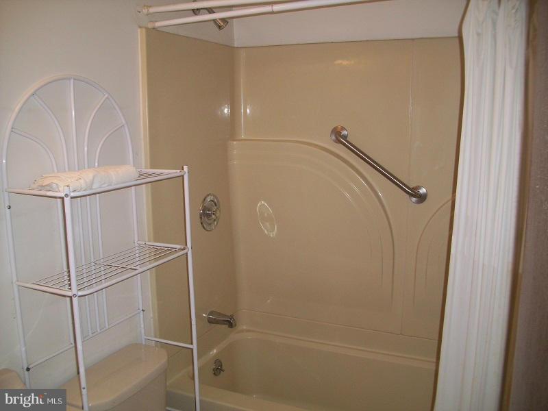 2409 Meadow Road Baltimore, MD 21222 - Photo 12 of 21 Bath