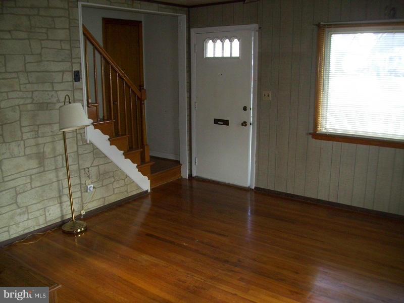 2409 Meadow Road Baltimore, MD 21222 - Photo 5 of 21 Living Room
