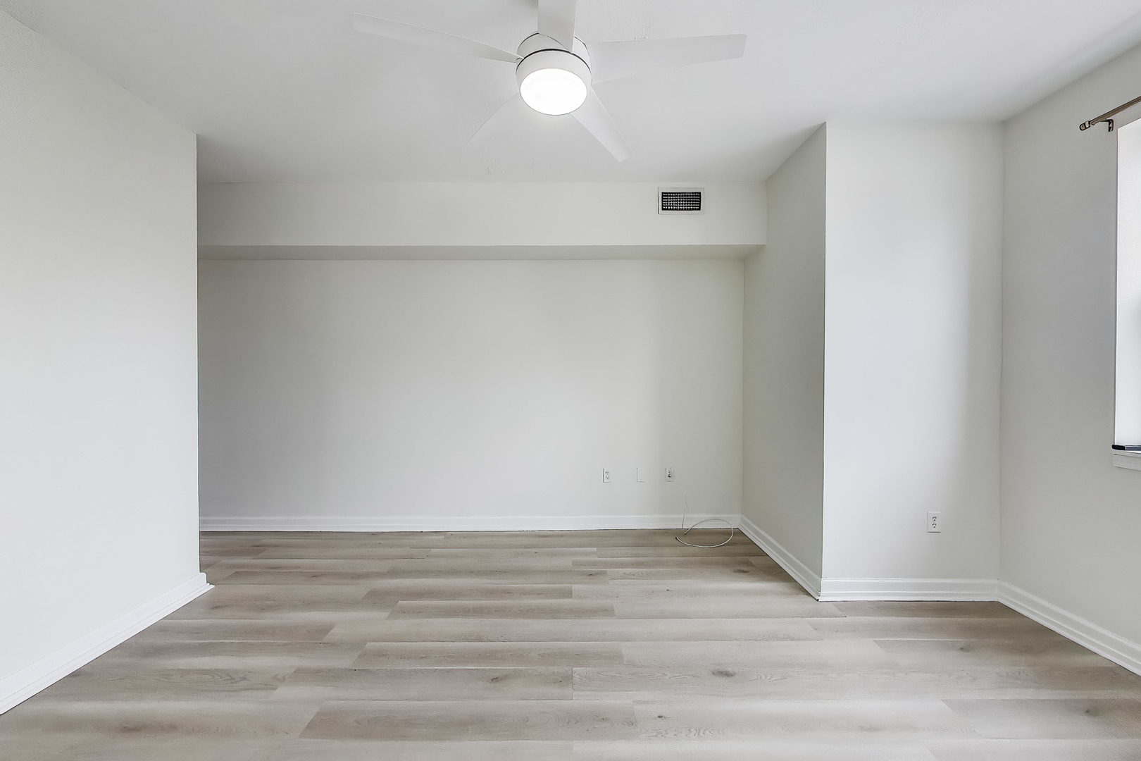 5 East 14th Place, Unit 1405 Chicago, IL 60605 - Photo 13 of 33 a view of an empty room