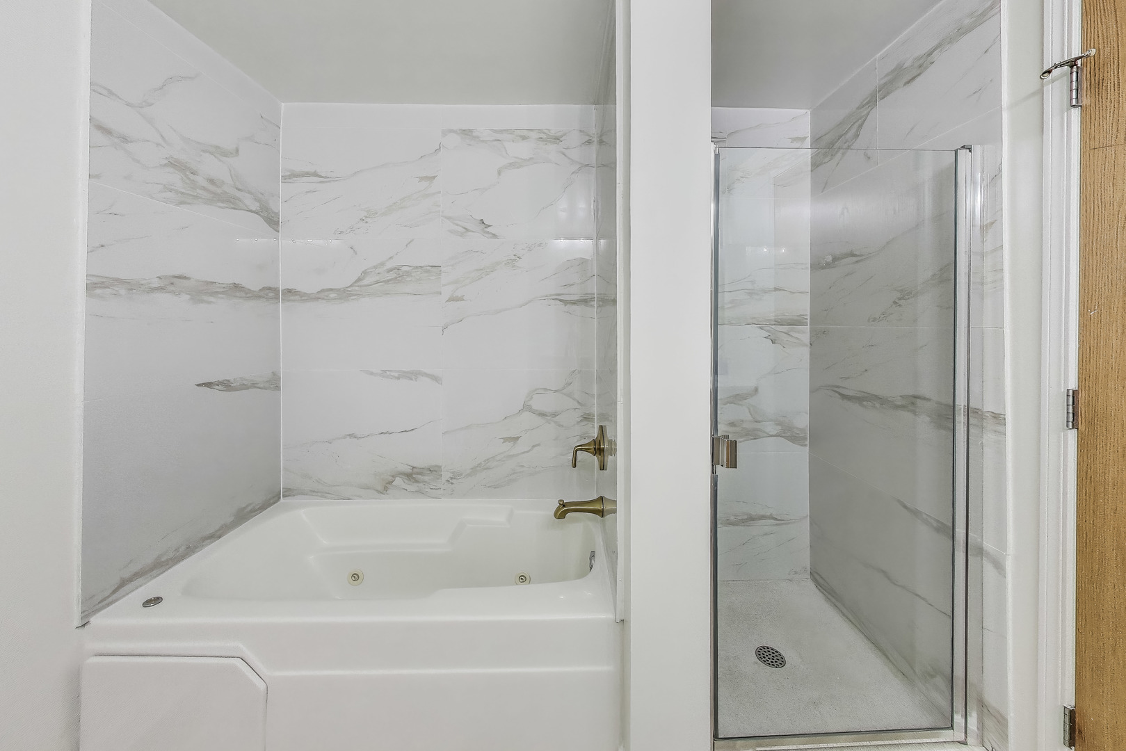 5 East 14th Place, Unit 1405 Chicago, IL 60605 - Photo 16 of 33 a bathroom with a bathtub