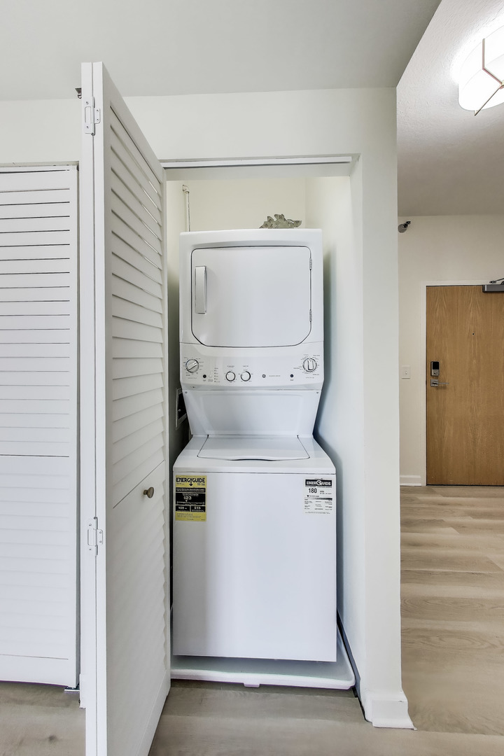 5 East 14th Place, Unit 1405 Chicago, IL 60605 - Photo 21 of 33 a utility room with dryer and washer