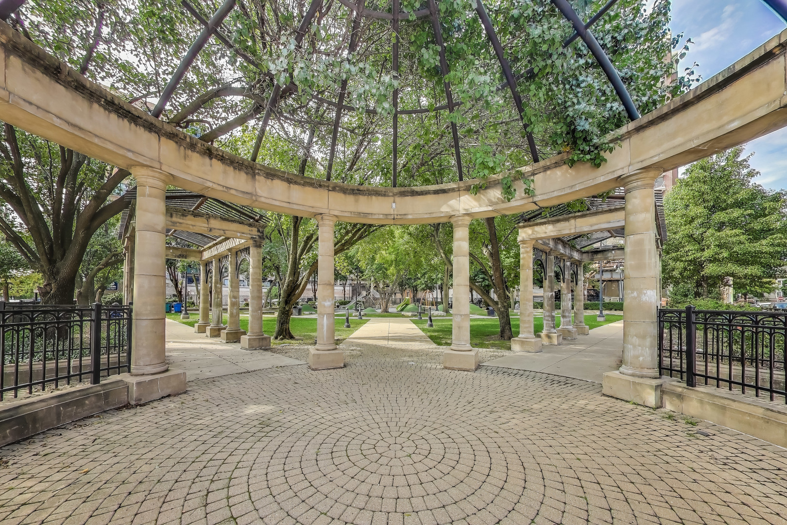 5 East 14th Place, Unit 1405 Chicago, IL 60605 - Photo 31 of 33 a view of a house with a patio and a yard