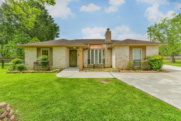 $3,000 | 807 Stadium Circle, Friendswood, TX 77546