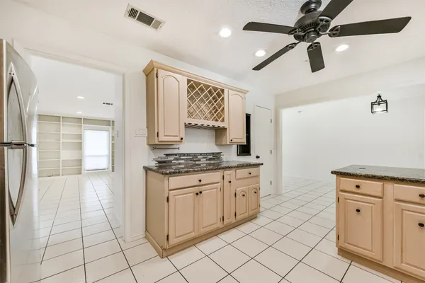 $3,000 | 807 Stadium Circle, Friendswood, TX 77546