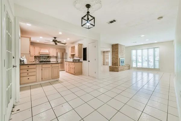 $3,000 | 807 Stadium Circle, Friendswood, TX 77546