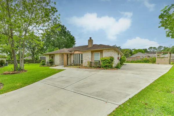 $3,000 | 807 Stadium Circle, Friendswood, TX 77546