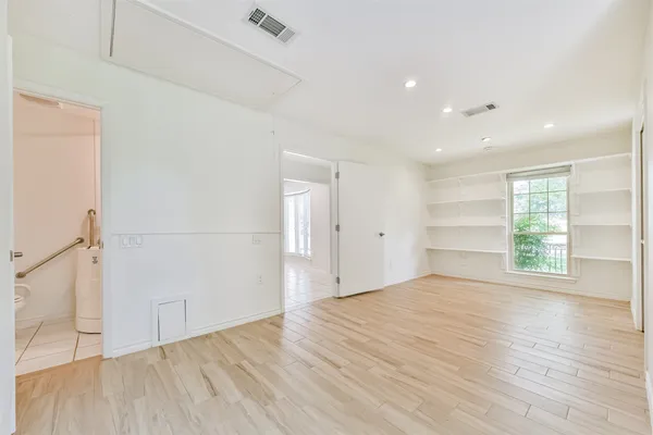 $3,000 | 807 Stadium Circle, Friendswood, TX 77546