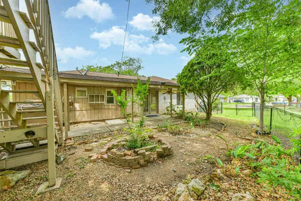 $3,000 | 807 Stadium Circle, Friendswood, TX 77546