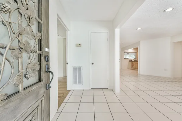 $3,000 | 807 Stadium Circle, Friendswood, TX 77546